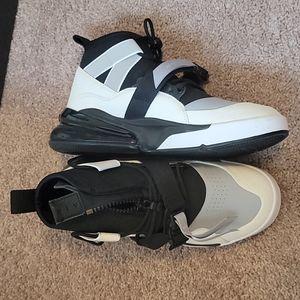 Men's Nike Air Force 270s. Black, white and gray. Size 9.5